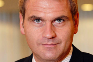 Formaður á leið í fallöxina Formaður á leið í fallöxina