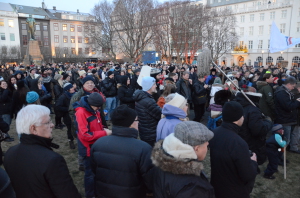 Fullt af fólki á Austurvelli